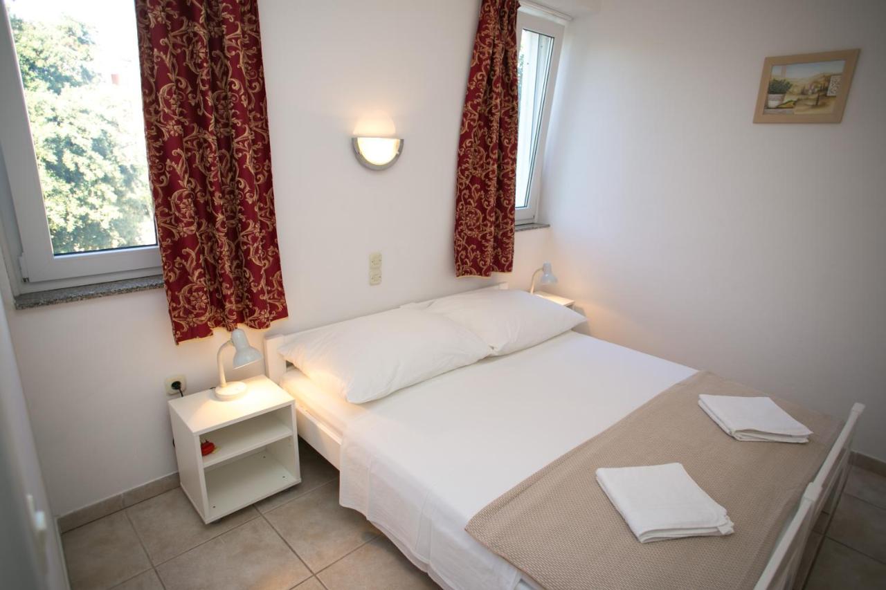 Apartments Ostrea - Mimoza Novalja Bagian luar foto
